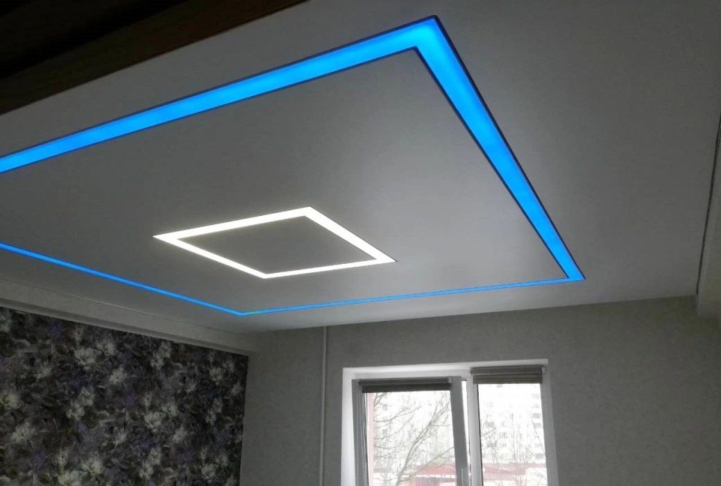 Матовый натяжной потолок со световыми линиями