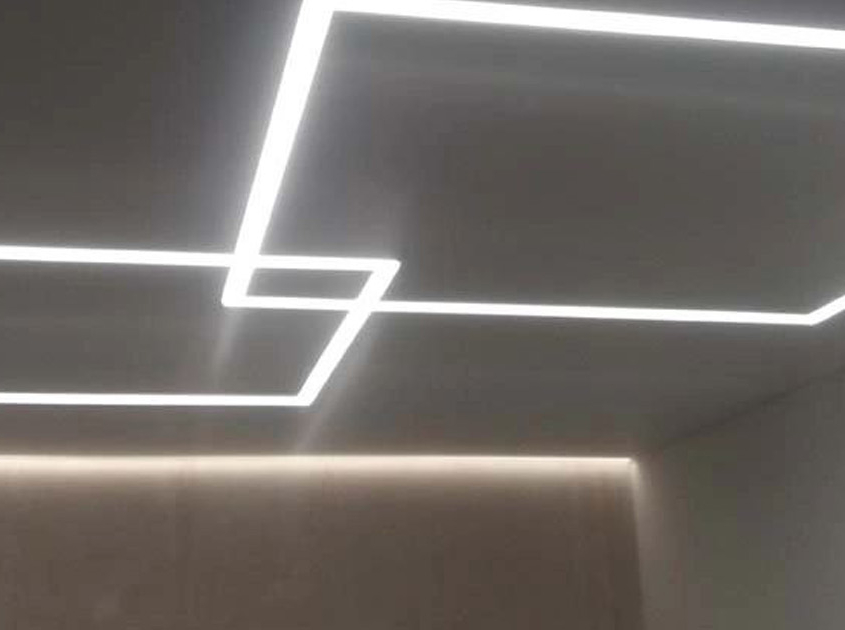 Установка натяжного потолка со световыми линиями